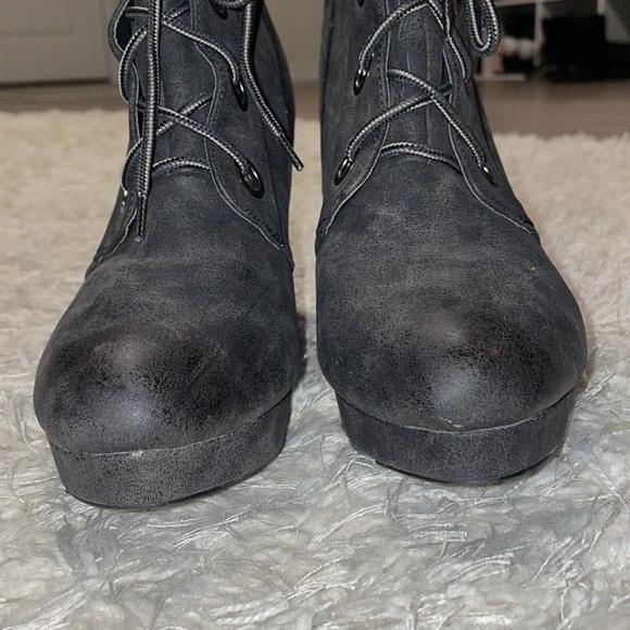 2 Lips Too Women’s Lace Up Booties Size 11 Grey Faux Suede Lucy Short Rise - Picture 9 of 15